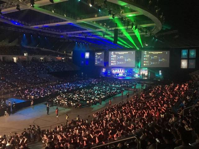 他不断鞭策 他不断鞭策